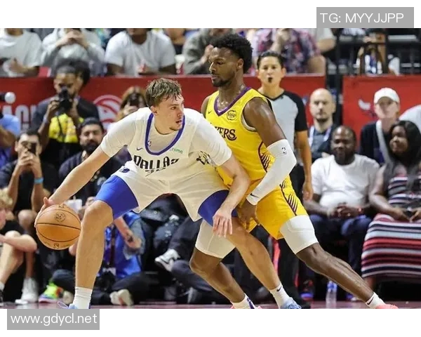 天赋没问题！马刺榜眼哈珀突破 顶着防守人高难度滑翔上篮！