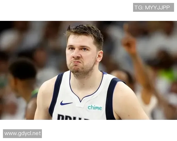 东契奇在热身赛中被队友压倒在地受伤 伤势并不严重