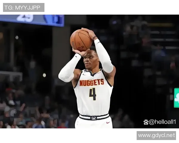 威少热身超远三分精准命中，随即疾步闪回更衣室